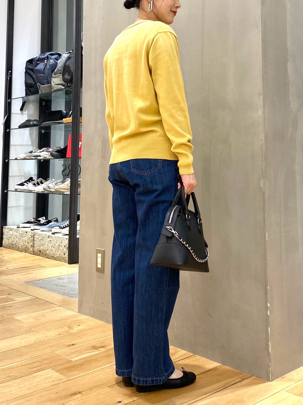 ベージュ系のその他アウター、イエロー系のカーディガン/ボレロ、ブルー系のTシャツ/カットソーを着用したレディースの春コーディネートの8枚目の写真