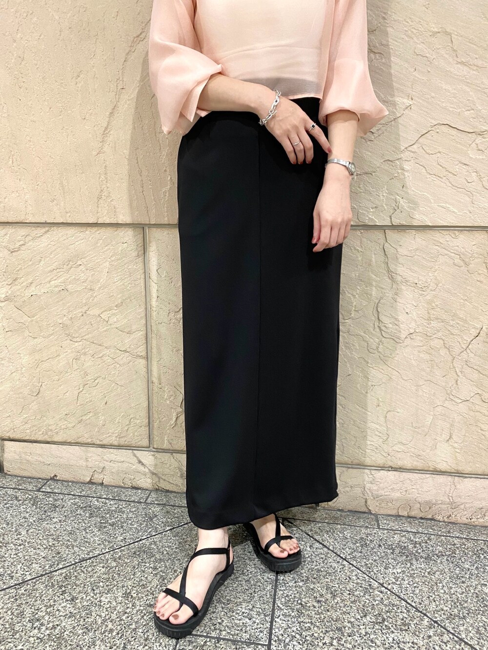 ピンク系のシャツ/ブラウス、ブラック系のスカートを着用したレディースの夏コーディネートの9枚目の写真