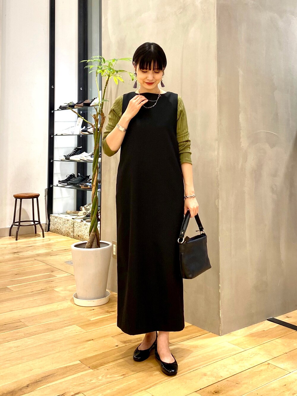 ブルー系のその他アウター、グリーン系のTシャツ/カットソー、ブラック系のワンピースを着用したレディースの秋コーディネートの3枚目の写真