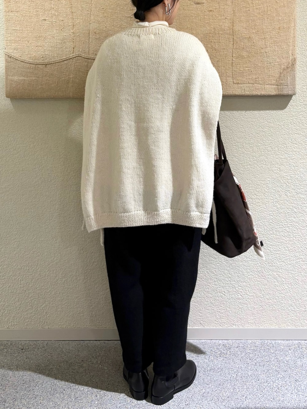 ホワイト系のニット/セーター、ホワイト系のニット/セーター、ホワイト系のニット/セーターを着用したレディースの秋コーディネートの5枚目の写真
