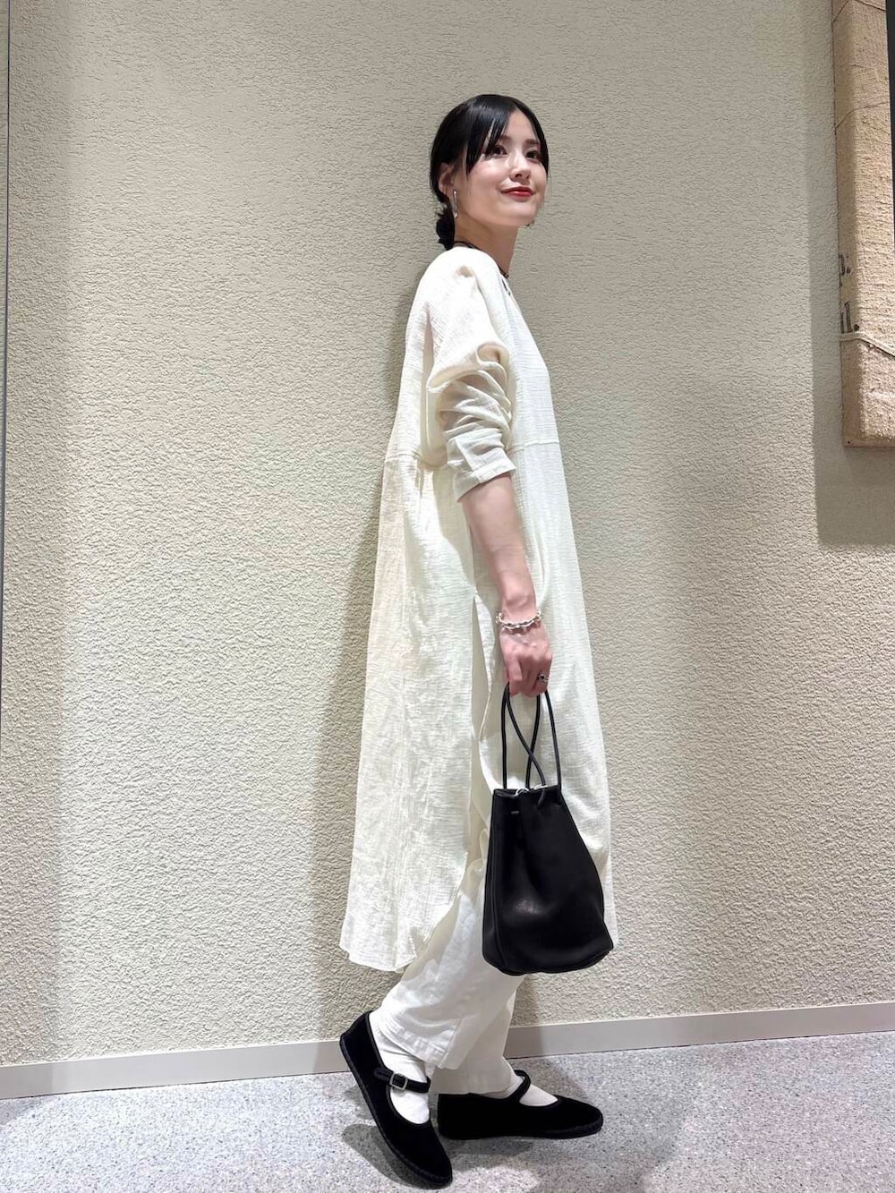 ホワイト系のその他パンツ、ホワイト系のチュニックを着用したレディースの春コーディネートの2枚目の写真