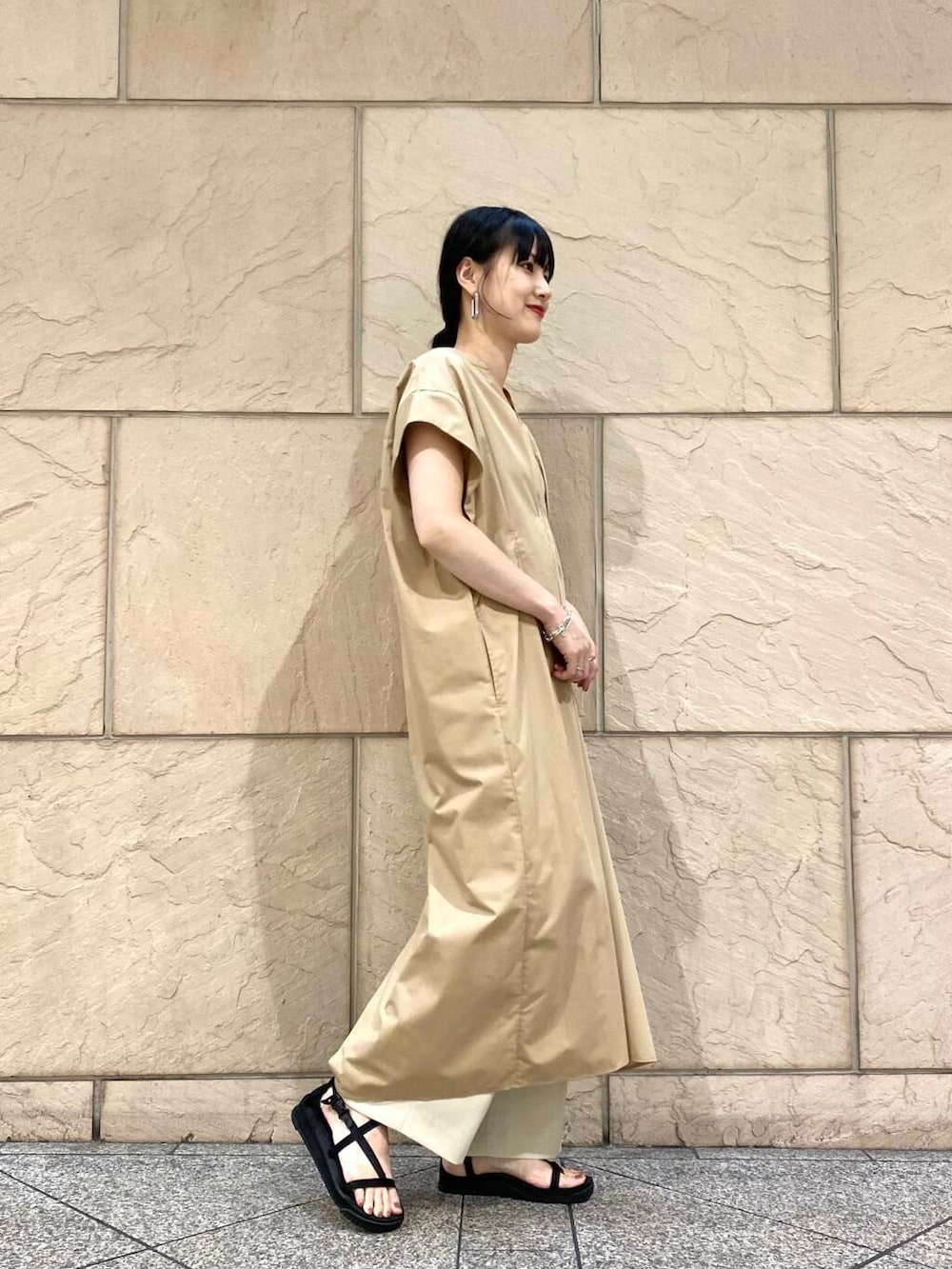 ベージュ系のその他パンツ、ベージュ系のワンピースを着用したレディースの夏コーディネートの3枚目の写真