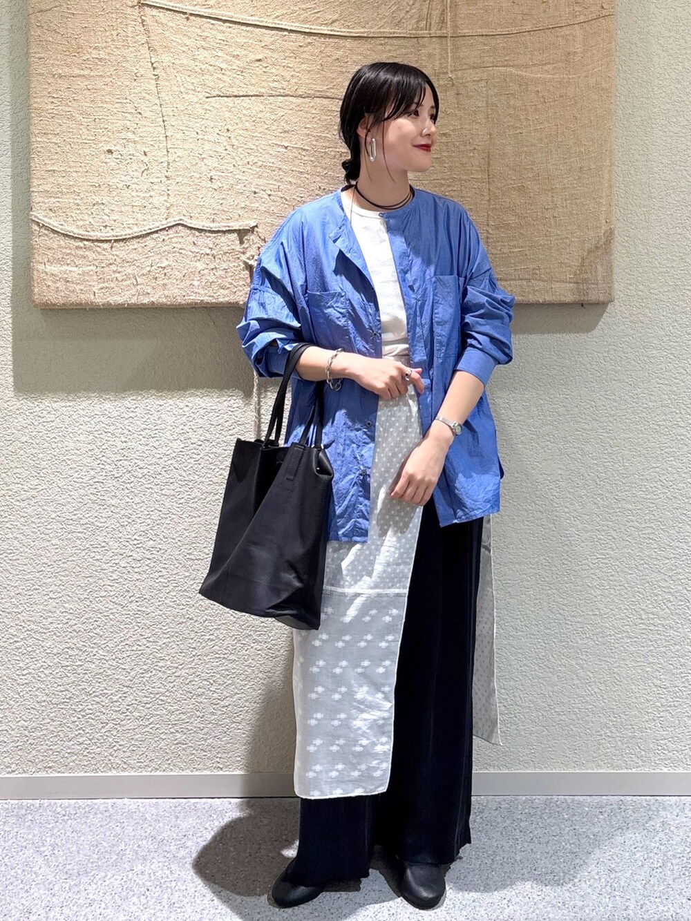 ブルー系のシャツ/ブラウス、ブルー系のシャツ/ブラウス、ホワイト系のタンクトップを着用したレディースの秋コーディネートの6枚目の写真