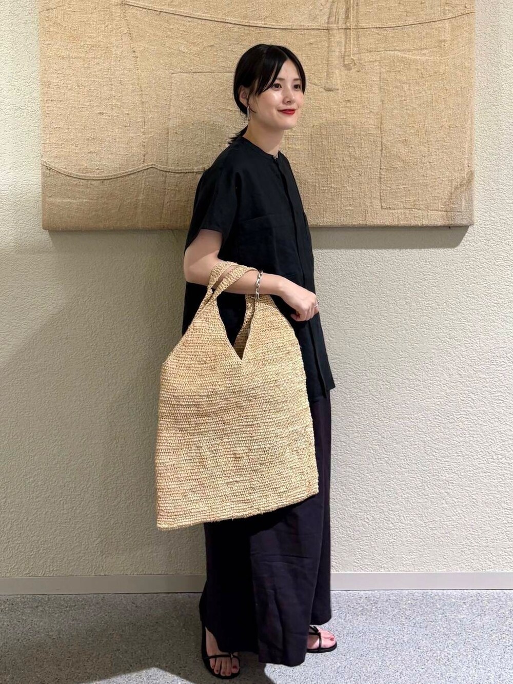 グレー系のその他パンツ、ブラック系のシャツ/ブラウスを着用したレディースの夏コーディネートの2枚目の写真