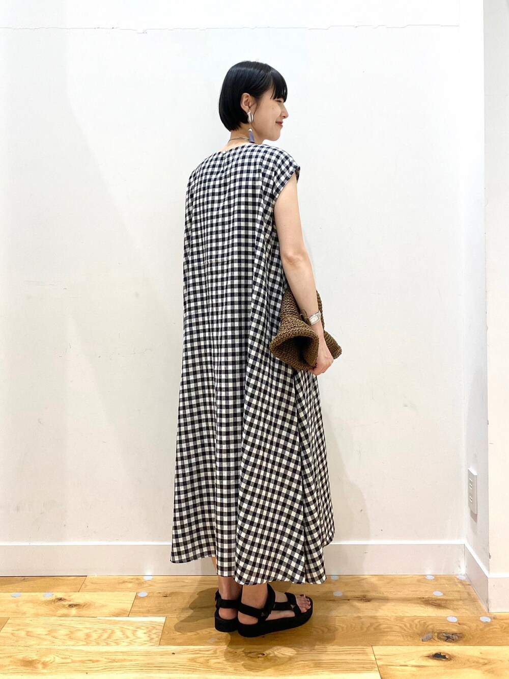 ブラウン系のカーディガン/ボレロ、その他のワンピース、ブラック系のサンダルを着用したレディースの春コーディネートの4枚目の写真