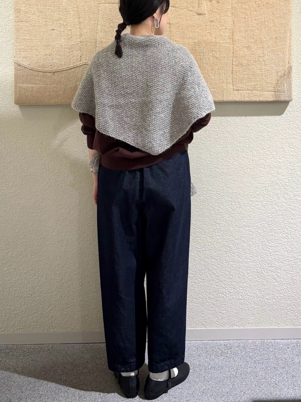 ブラウン系のニット/セーター、ブラウン系のニット/セーター、ブルー系のデニムパンツを着用したレディースの秋コーディネートの5枚目の写真