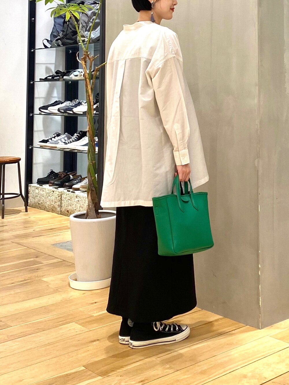 ホワイト系のシャツ/ブラウス、ブラック系のスカート、ブラック系のスニーカーを着用したレディースの春コーディネートの5枚目の写真