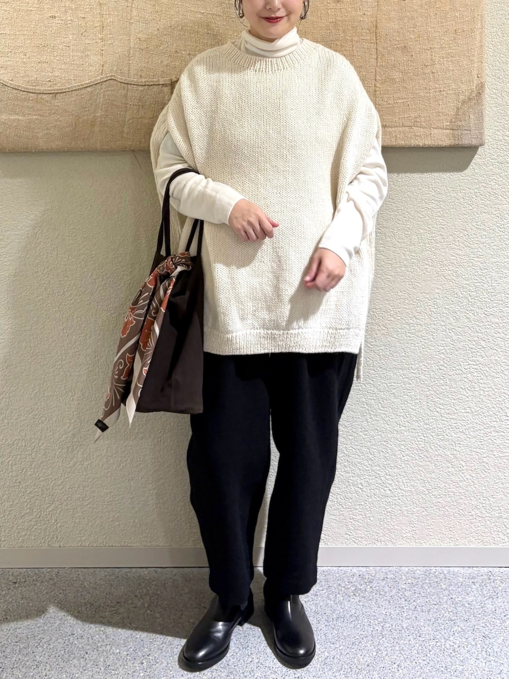 ホワイト系のニット/セーター、ホワイト系のニット/セーター、ホワイト系のニット/セーターを着用したレディースの秋コーディネートの4枚目の写真