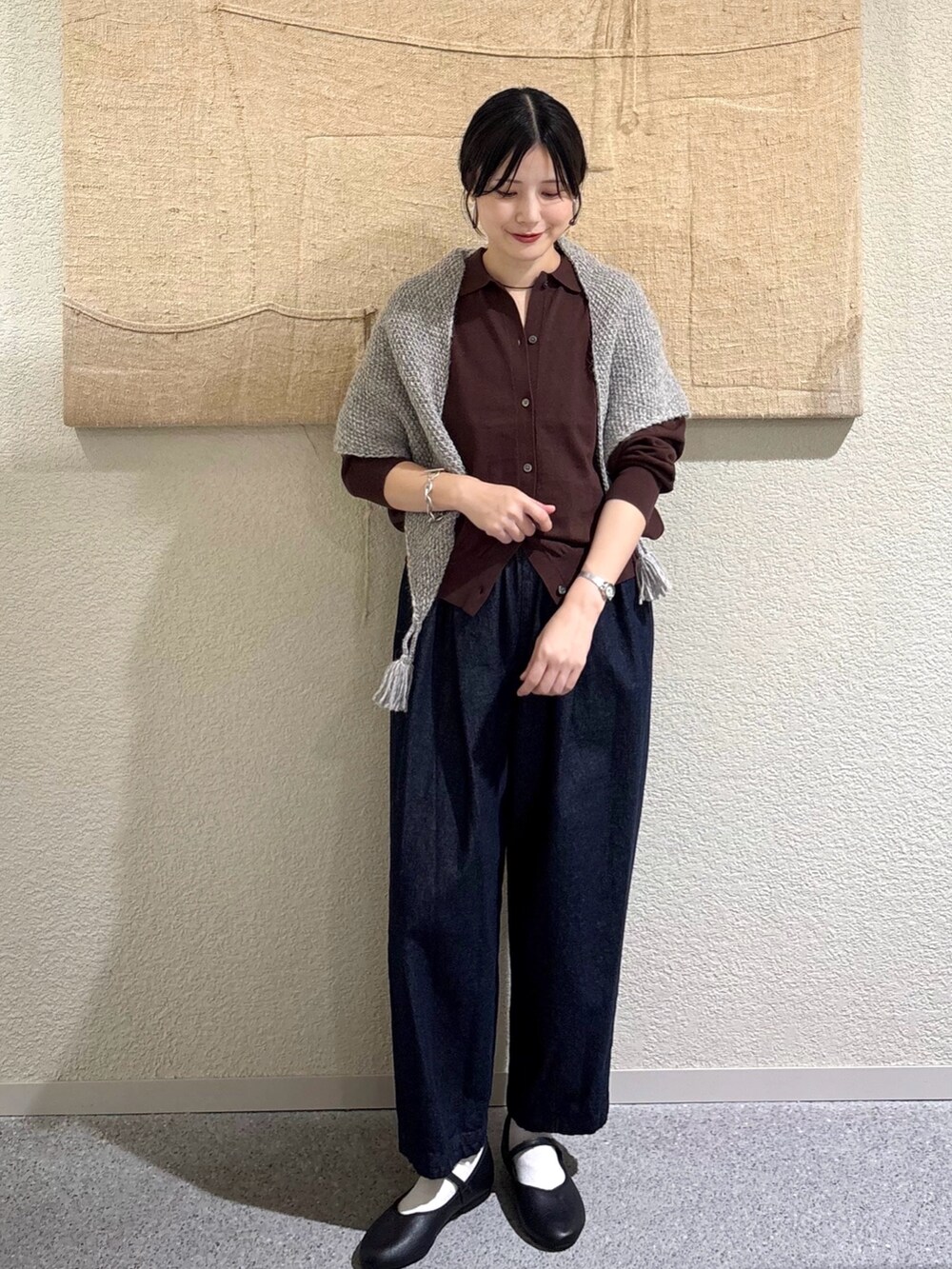 ブラウン系のニット/セーター、ブラウン系のニット/セーター、ブルー系のデニムパンツを着用したレディースの秋コーディネートの6枚目の写真