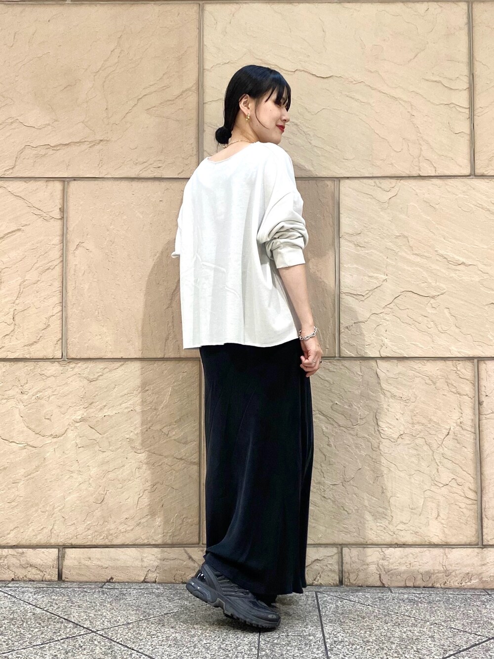 ホワイト系のTシャツ/カットソー、ブラック系のスカートを着用したレディースの秋コーディネートの5枚目の写真