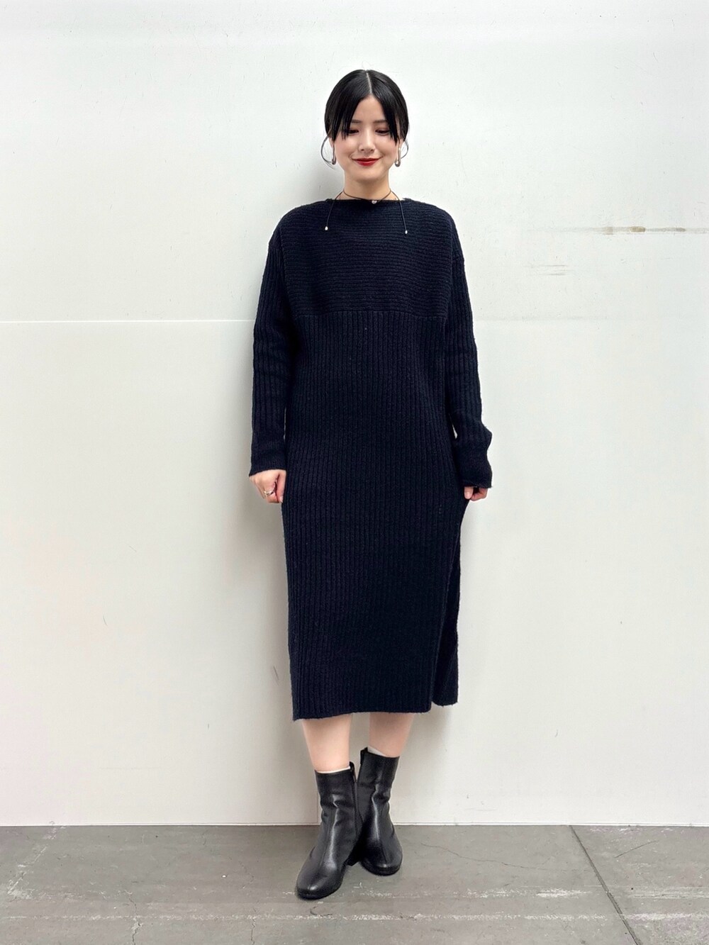 「ニットワンピース、真冬のあったかスタイル、シンプルスタイル、大人コーデ、ニット/セーター、秋冬コーデ、モノトーンコーデ、オーバーサイズ、冬、初春コーデ、旅行コーデ、きれいめコーデ、オトナカジュアル、きれいめコーディネート、グレー」｜「FORK&SPOONのFORK&SPOON　スライバーニットコート（その他アウター、グレー系）」を使った、秋山 里織さん（レディース・158cm）の冬コーディネートの4枚目の写真