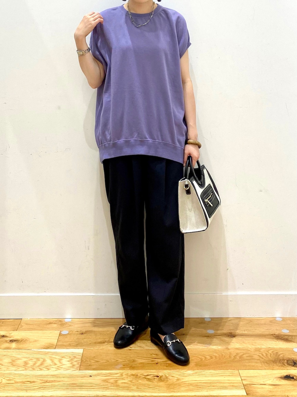 パープル系のTシャツ/カットソー、ブラック系のその他パンツ、ブラック系のトートバッグを着用したレディースの夏コーディネートの4枚目の写真