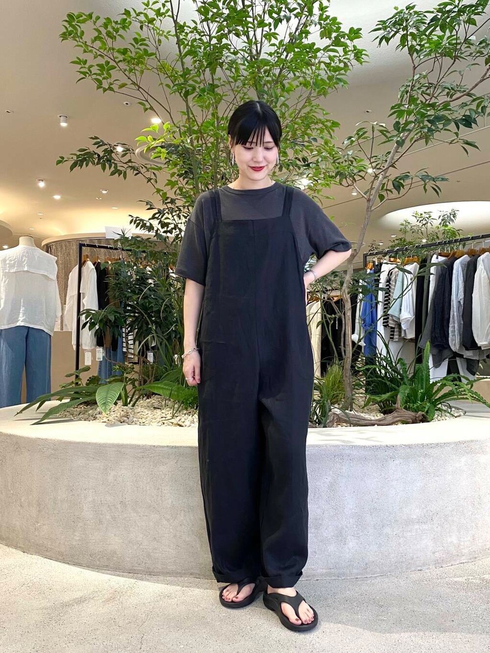 ブラック系のサロペット/オーバーオール、グレー系のTシャツ/カットソーを着用したレディースの夏コーディネートの2枚目の写真