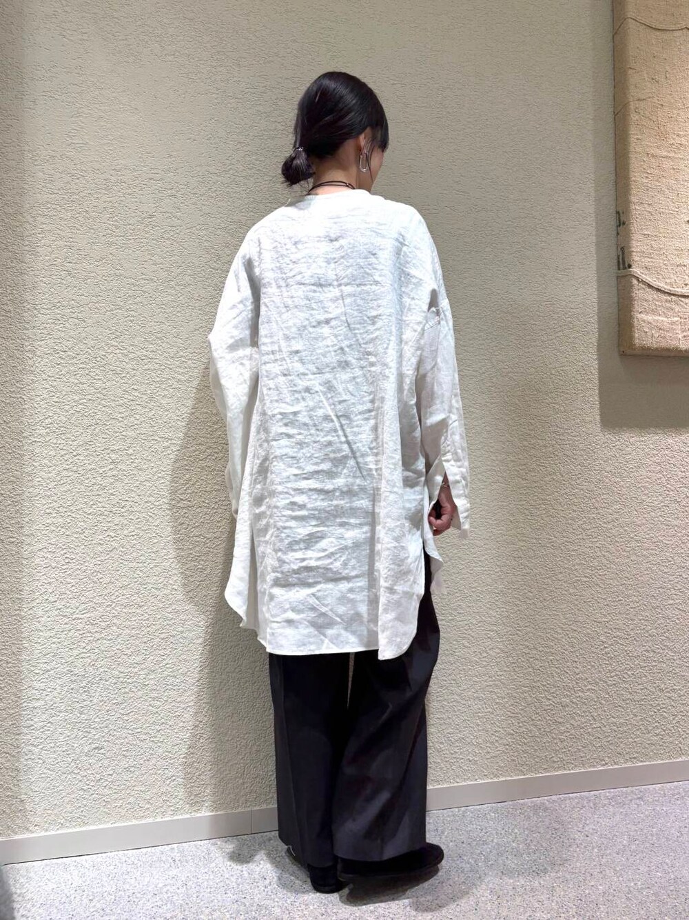 ホワイト系のシャツ/ブラウス、グレー系のその他パンツを着用したレディースの春コーディネートの3枚目の写真