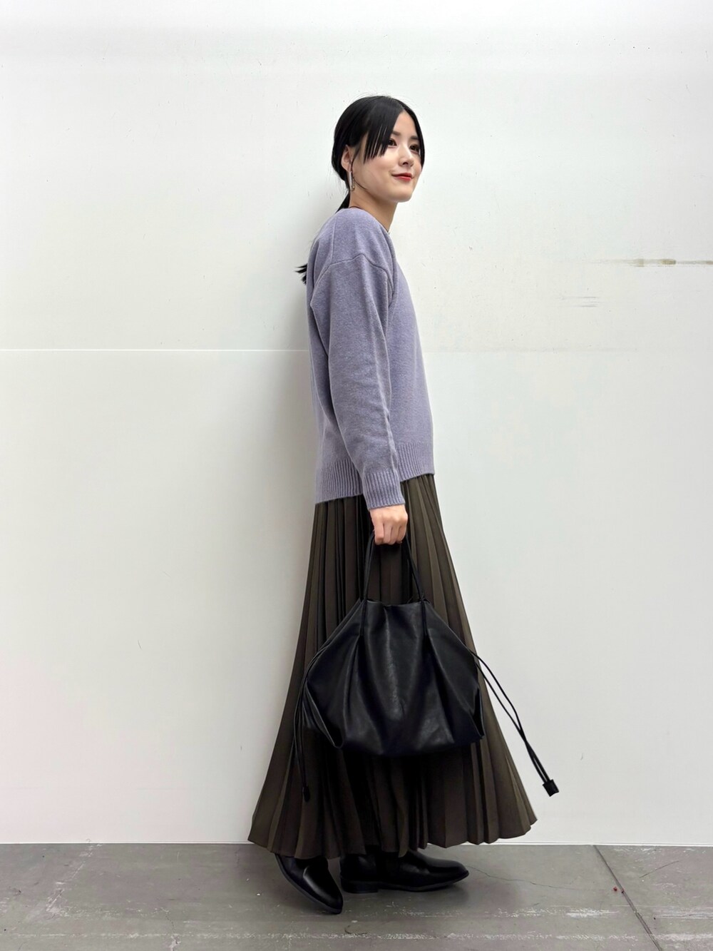 「きれいめカジュアル、休日スタイル、お出かけコーデ、冬コーデ、冬アウター、ブーツ、ロングスカート、プリーツスカート、ニット、ダウンジャケット、キルティング、おしゃれさんと繋がりたい、クリスマスに着たい服、マイベストコーデ2024、URBAN RESEARCH DOORS」|「URBAN RESEARCH DOORSの『WEB/一部店舗限定カラー』ライトダウンキルトショートブルゾン(ダウンジャケット/コート、ホワイト系)」を使った、saoriさん(レディース・158cm)の冬コーディネートの5枚目の写真