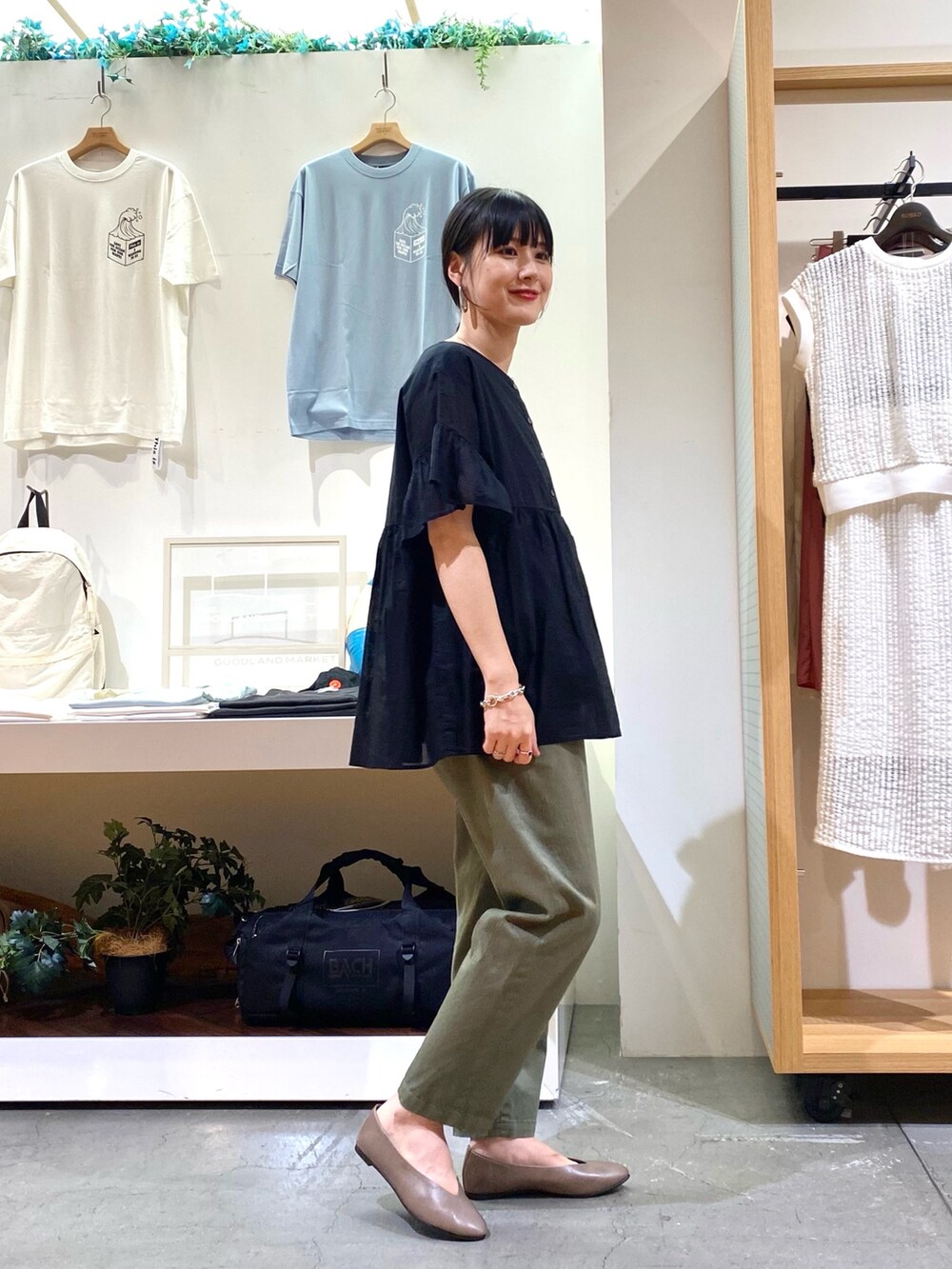 ブラック系のシャツ/ブラウス、グリーン系のその他パンツ、ベージュ系のパンプスを着用したレディースの夏コーディネートの4枚目の写真