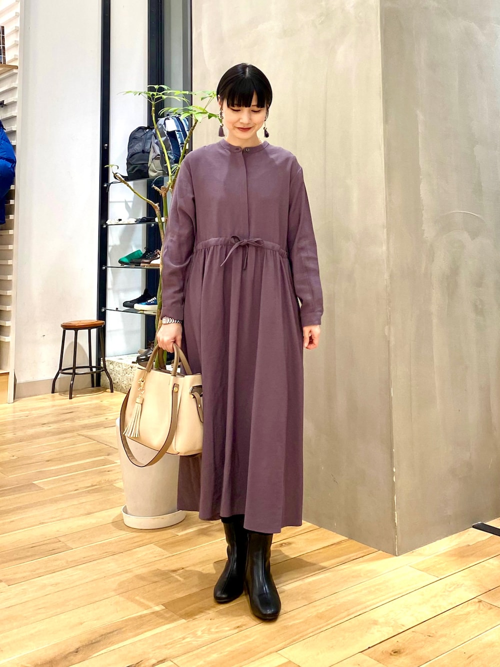 グレー系のその他アウター、グレー系のワンピース、ホワイト系のトートバッグを着用したレディースの冬コーディネートの3枚目の写真