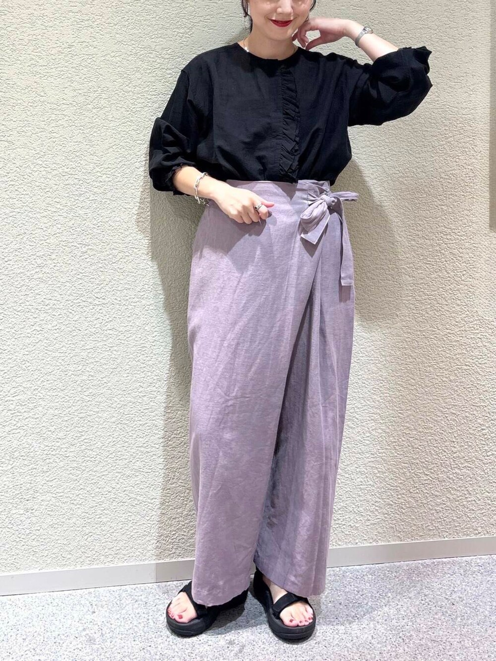 「大人カジュアル、シャツスタイル、デートコーデ、ママコーデ、きれいめカジュアル、シンプルコーデ、かぐれ、雨の日コーデ、newarrival、休日スタイル、30代、旅行コーデ、ブルベ夏、骨格ウェーブ、帰省コーデ」｜「かぐれのコットンリネンワッシャーフリルブラウス（シャツ/ブラウス、ブラック系）」を使った、saoriさん（レディース・158cm）の夏コーディネートの4枚目の写真