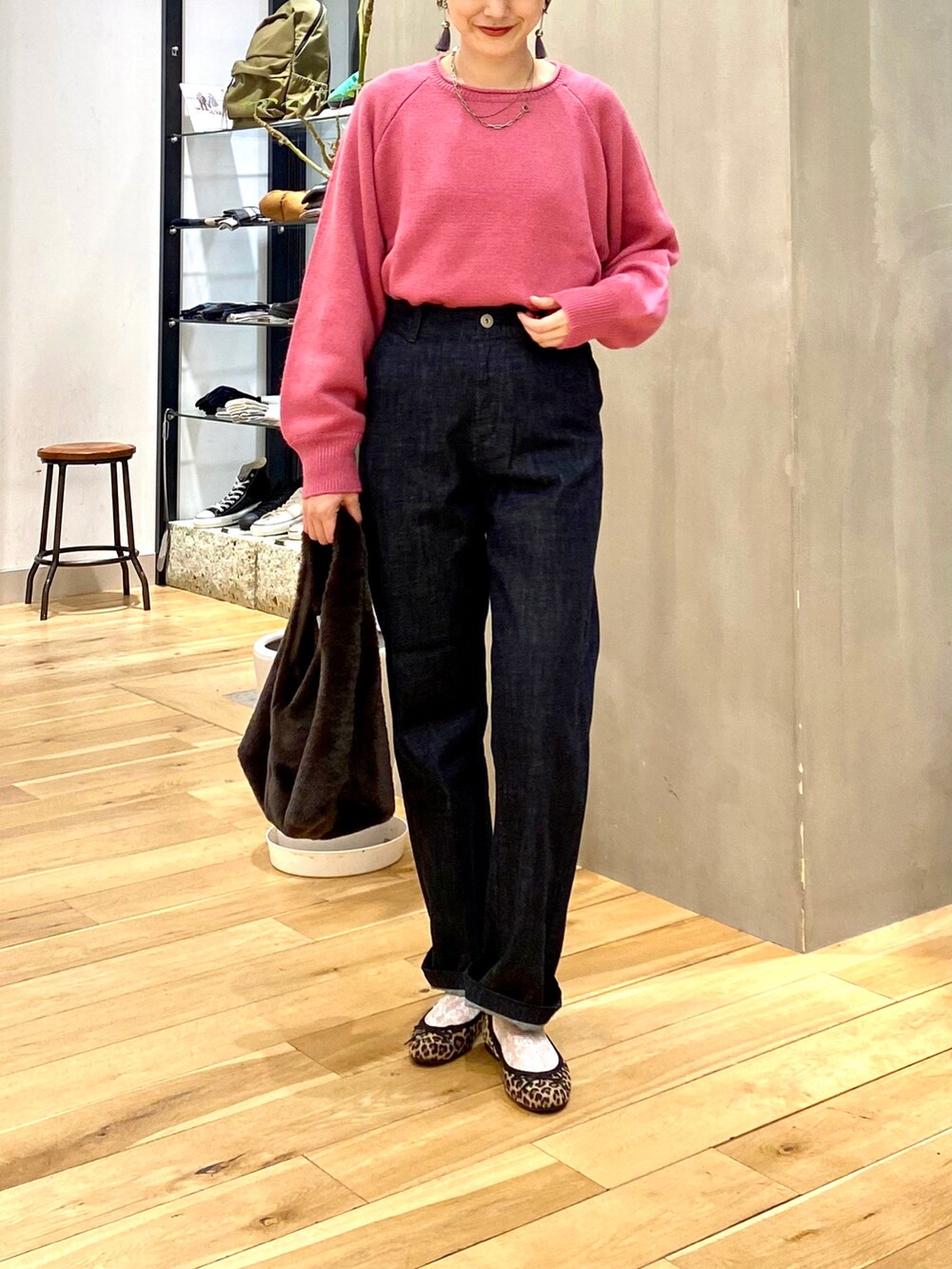 「きれいめカジュアル、休日スタイル、シンプルコーデ、大人カジュアル、ニット、冬コーデ、マイベストコーデ2022、韓国ファッション、クリスマスに着たい服、デニム、おしゃれさんと繋がりたい、URBAN RESEARCH DOORS、URBAN RESEARCH DOORS WOMENS」｜「URBAN RESEARCH DOORSのラグランスリーブショートニット（ニット/セーター、ピンク系）」を使った、saoriさん（レディース・158cm）の冬コーディネートの4枚目の写真
