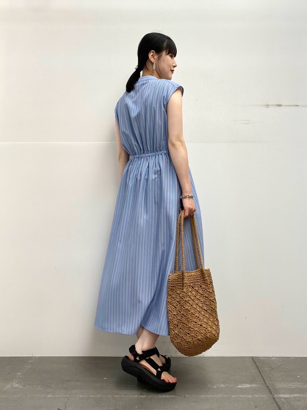 その他のシャツワンピース、ベージュ系のトートバッグ、ブラック系のサンダルを着用したレディースの夏コーディネートの3枚目の写真