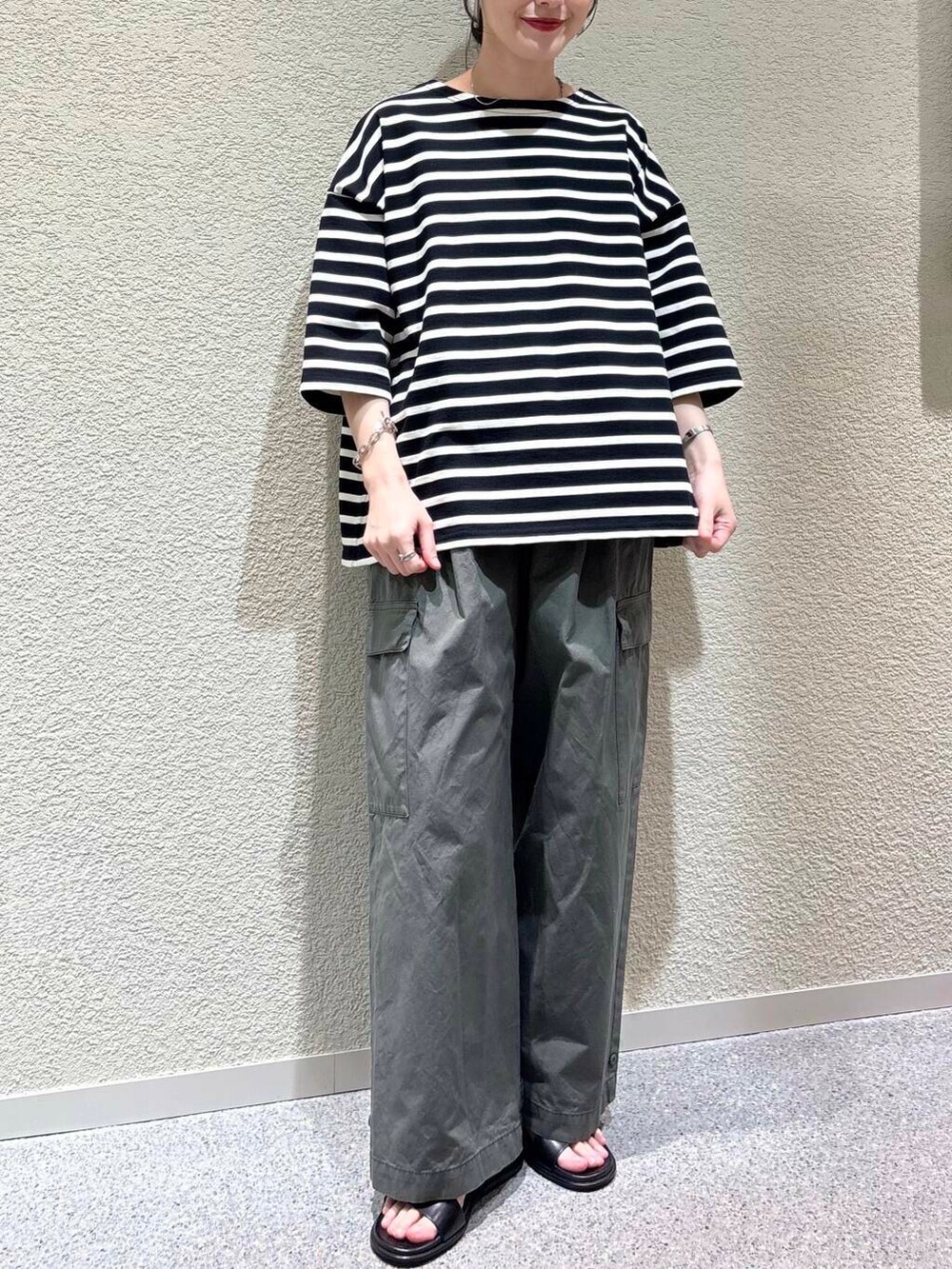 グリーン系のその他パンツ、ブラック系のTシャツ/カットソーを着用したレディースの春コーディネートの4枚目の写真