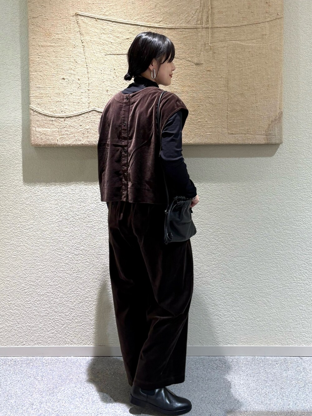 ブラック系のTシャツ/カットソー、ブラック系のTシャツ/カットソー、ブラウン系のベストを着用したレディースの秋コーディネートの3枚目の写真