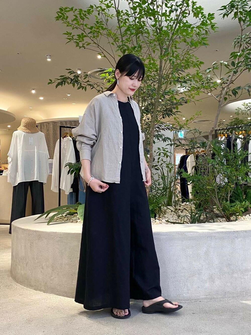 ベージュ系のシャツ/ブラウス、ブラック系のサロペット/オーバーオールを着用したレディースの夏コーディネートの2枚目の写真