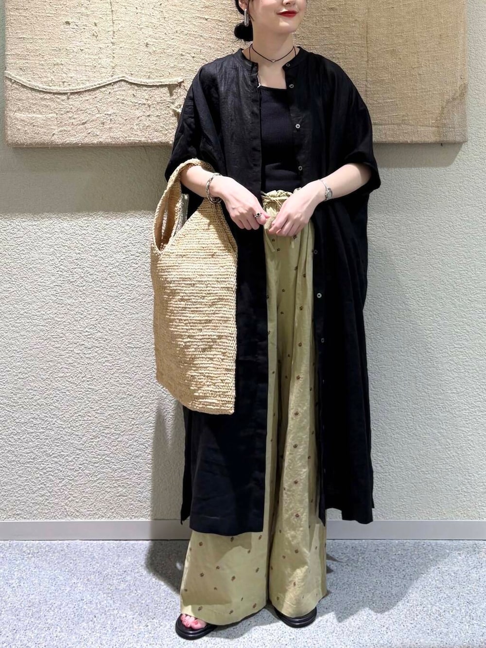 ブラック系のワンピース、イエロー系のその他パンツを着用したレディースの夏コーディネートの4枚目の写真