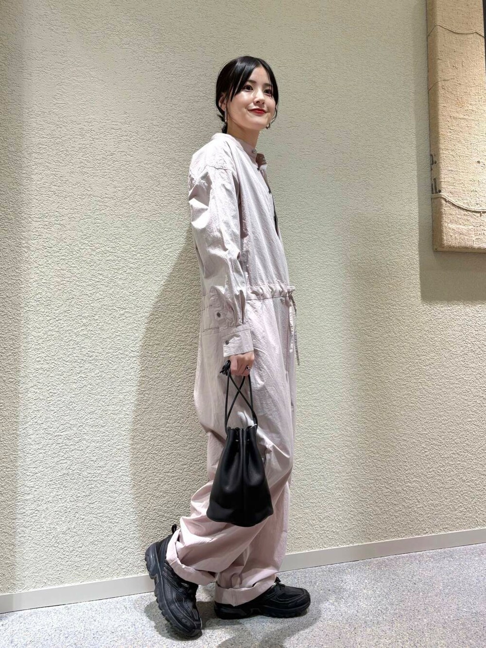 ピンク系のサロペット/オーバーオールを着用したレディースの春コーディネートの2枚目の写真
