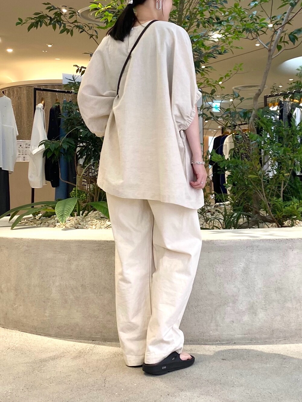 ベージュ系のシャツ/ブラウス、ベージュ系のデニムパンツ、ブラック系のサンダルを着用したレディースの夏コーディネートの9枚目の写真