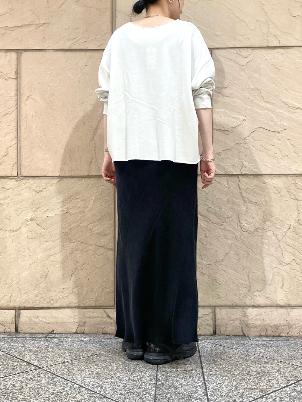 ホワイト系のTシャツ/カットソー、ブラック系のスカートを着用したレディースの秋コーディネートの8枚目の写真