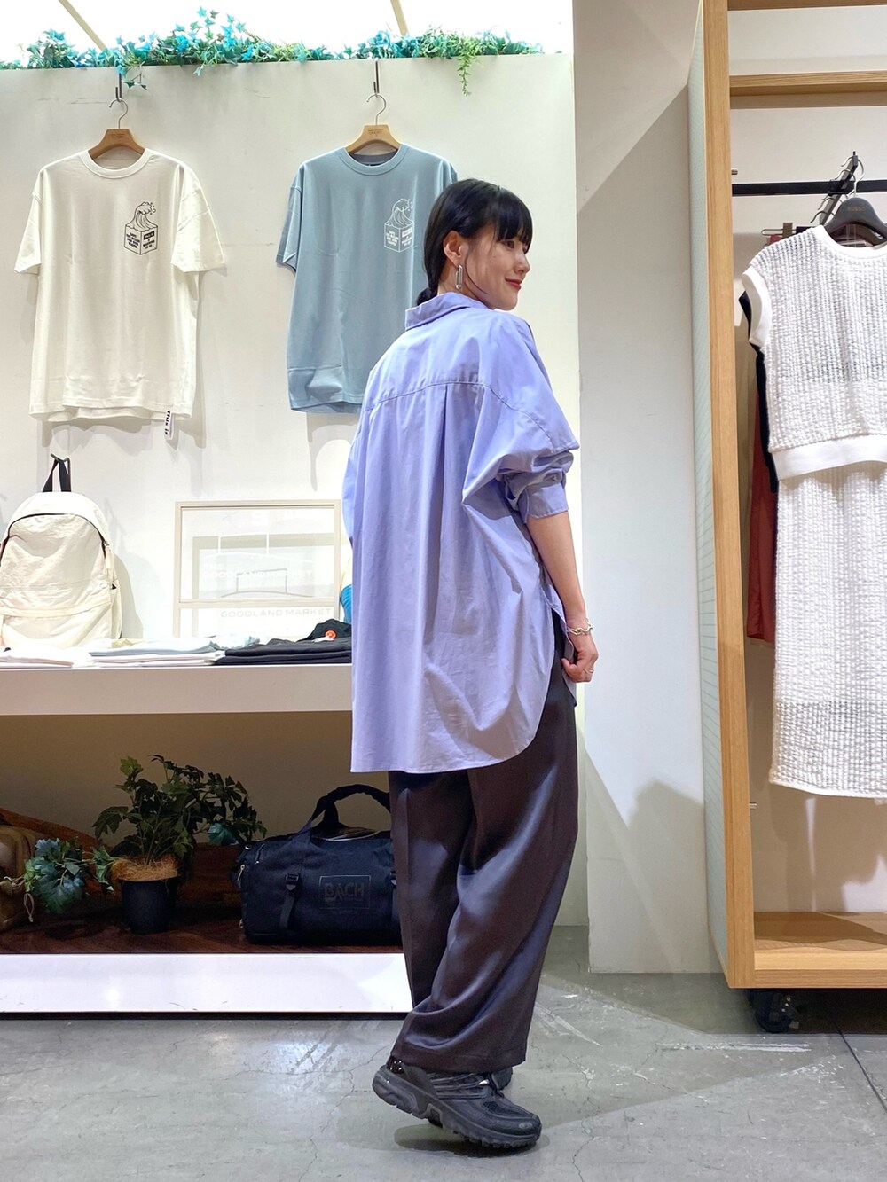 ブルー系のシャツ/ブラウス、グレー系のその他パンツを着用したレディースの夏コーディネートの4枚目の写真