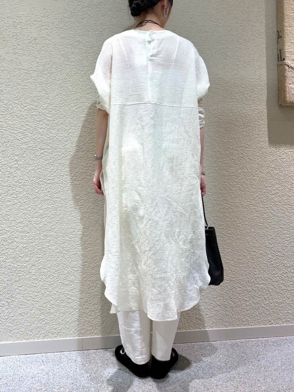 ホワイト系のその他パンツ、ホワイト系のチュニックを着用したレディースの春コーディネートの5枚目の写真