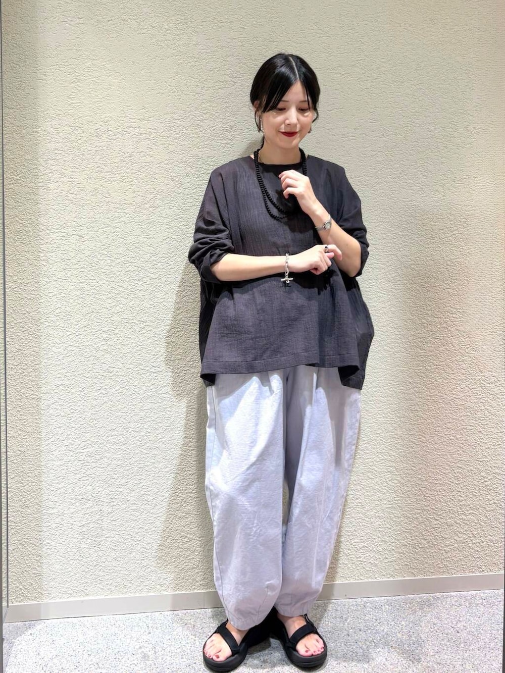 「大人カジュアル、デートコーデ、ママコーデ、きれいめカジュアル、シンプルコーデ、かぐれ、雨の日コーデ、newarrival、休日スタイル、30代、旅行コーデ、ブルベ夏、骨格ウェーブ、帰省コーデ、下半身太め」｜「かぐれのカラーコクーンパンツ（その他パンツ、パープル系）」を使った、saoriさん（レディース・158cm）の夏コーディネートの6枚目の写真