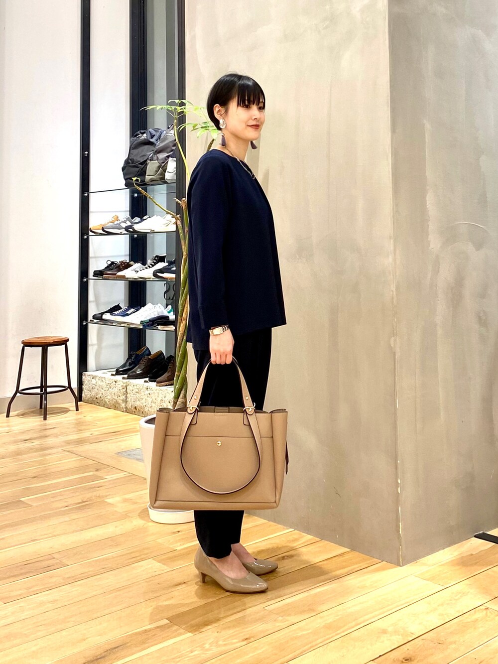 「きれいめカジュアル、休日スタイル、シンプルコーデ、大人カジュアル、ロングコート、セットアップ、卒業式、入学式、セレモニー、オケージョン、オフィスカジュアル、おしゃれさんと繋がりたい、URBAN RESEARCH DOORS、URBAN RESEARCH DOORS WOMENS」｜「URBAN RESEARCH DOORSのノーカラーミドルコート（その他アウター、ブルー系）」を使った、saoriさん（レディース・158cm）の冬コーディネートの4枚目の写真