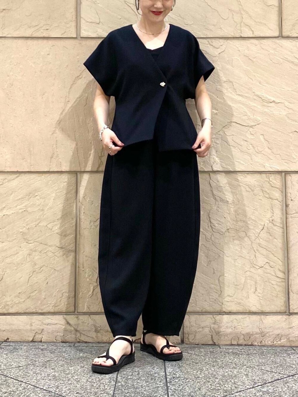 ブラック系のキャミソール、ブラック系のベスト、ブラック系のその他パンツを着用したレディースの夏コーディネートの5枚目の写真