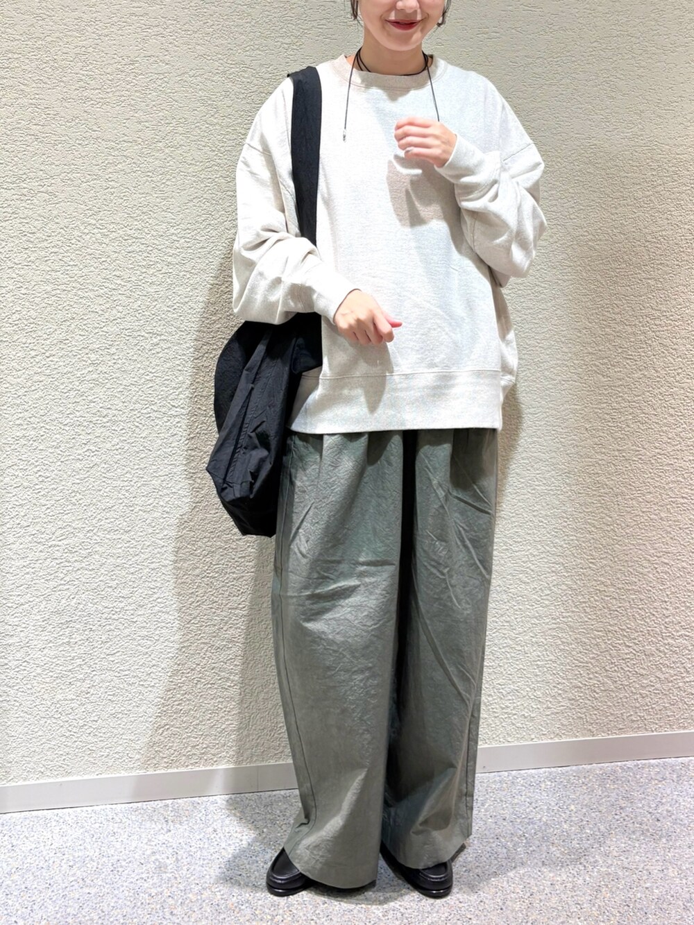 ベージュ系のスウェット、ベージュ系のスウェット、グリーン系のその他パンツを着用したレディースの秋コーディネートの4枚目の写真