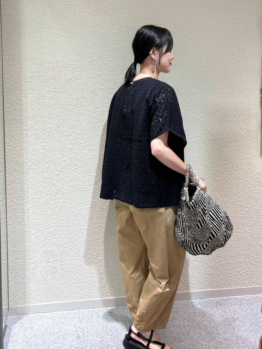 ベージュ系のその他パンツ、ブラック系のTシャツ/カットソーを着用したレディースの夏コーディネートの3枚目の写真