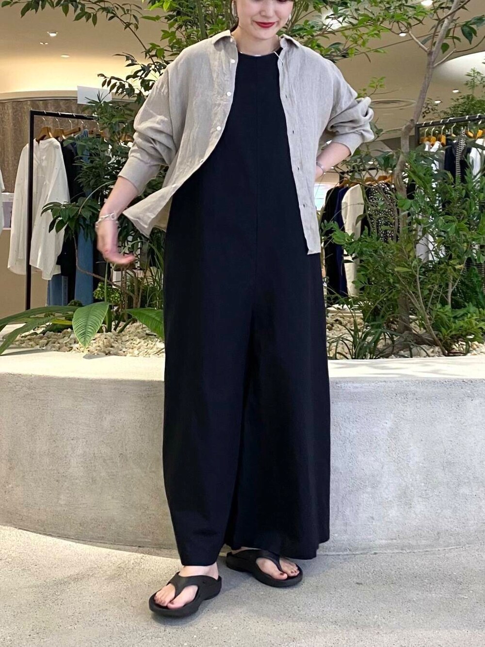 ベージュ系のシャツ/ブラウス、ブラック系のサロペット/オーバーオールを着用したレディースの夏コーディネートの5枚目の写真