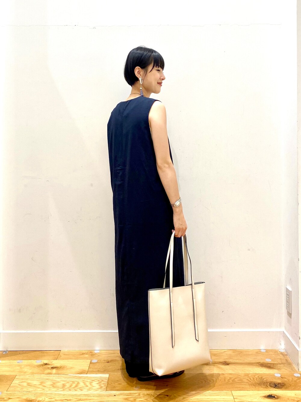 ブルー系のワンピース、ホワイト系のタンクトップ、ブラック系のその他パンツを着用したレディースの夏コーディネートの3枚目の写真