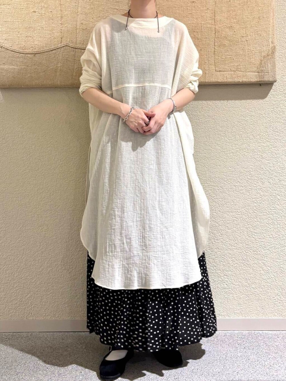 「大人カジュアル、デートコーデ、ママコーデ、きれいめカジュアル、シンプルコーデ、かぐれ、雨の日コーデ、newarrival、休日スタイル、30代、旅行コーデ、ブルベ夏、骨格ウェーブ、下半身太め、ウェーブ×ブルベ夏」｜「かぐれのドットギャザースカート（スカート、ブラック系）」を使った、saoriさん（レディース・158cm）の春コーディネートの4枚目の写真