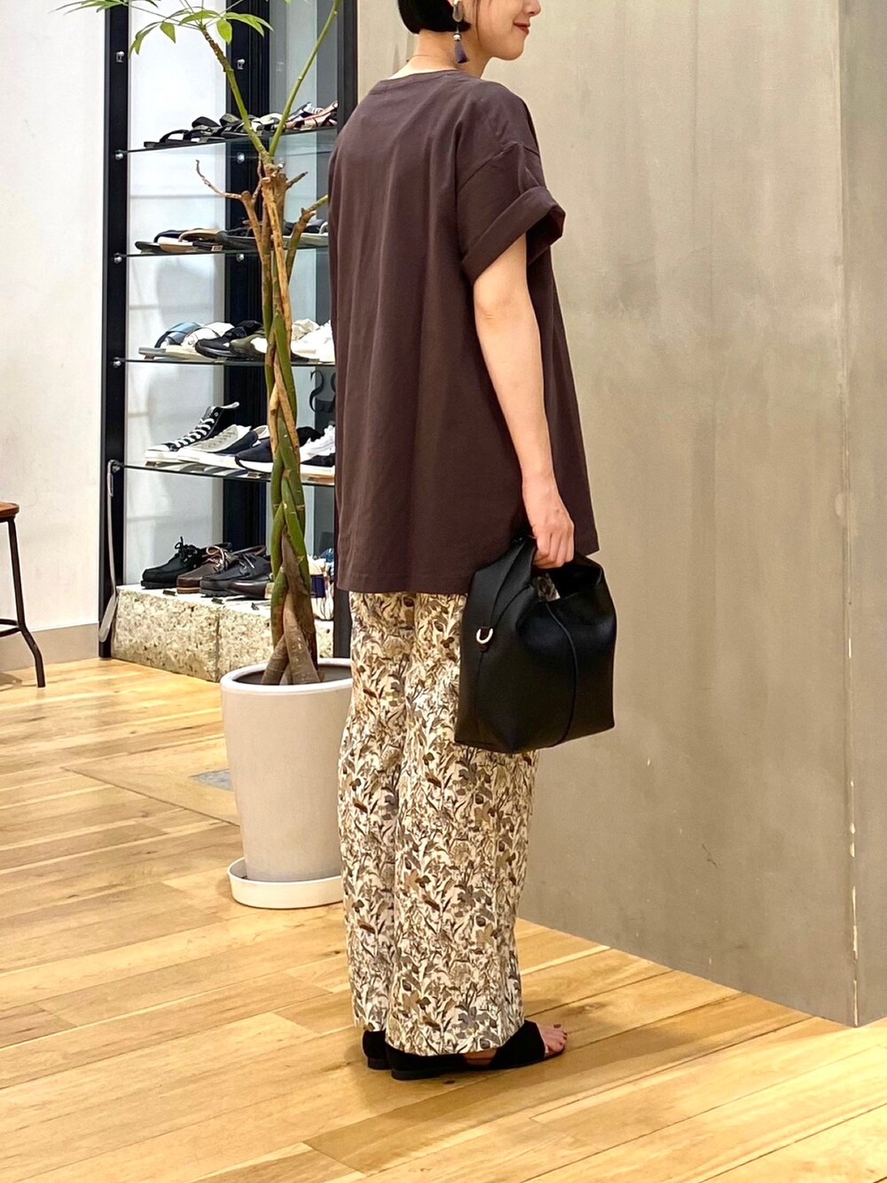 グレー系のTシャツ/カットソー、ホワイト系のその他パンツ、ブラック系のハンドバッグを着用したレディースの夏コーディネートの5枚目の写真