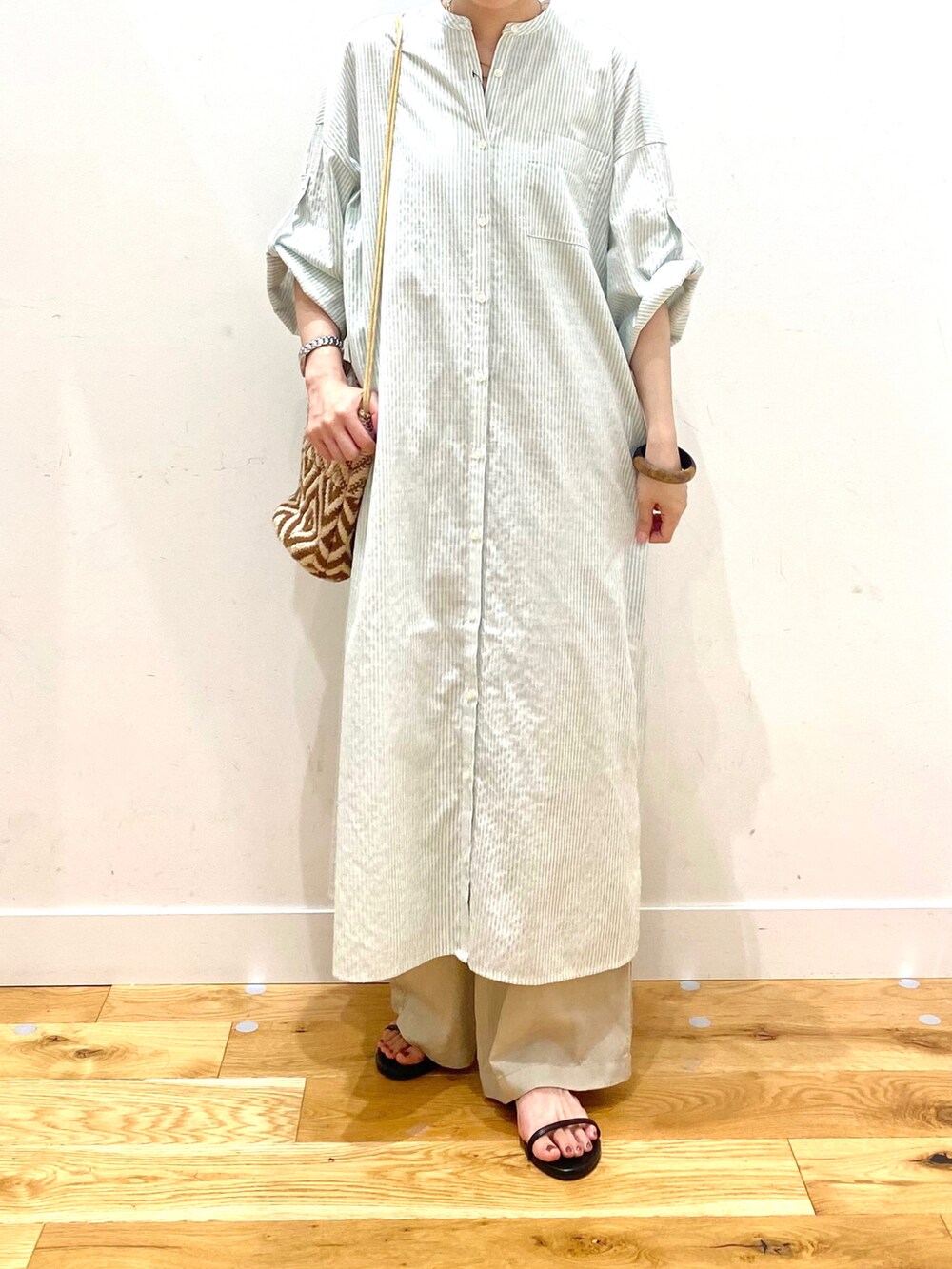 グリーン系のワンピース、ベージュ系のその他パンツ、ブラウン系のショルダーバッグを着用したレディースの夏コーディネートの4枚目の写真