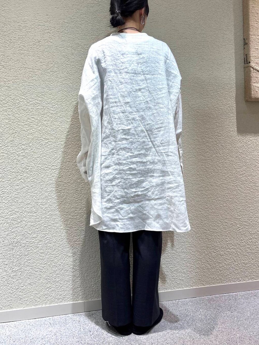 ホワイト系のシャツ/ブラウス、グレー系のその他パンツを着用したレディースの春コーディネートの5枚目の写真