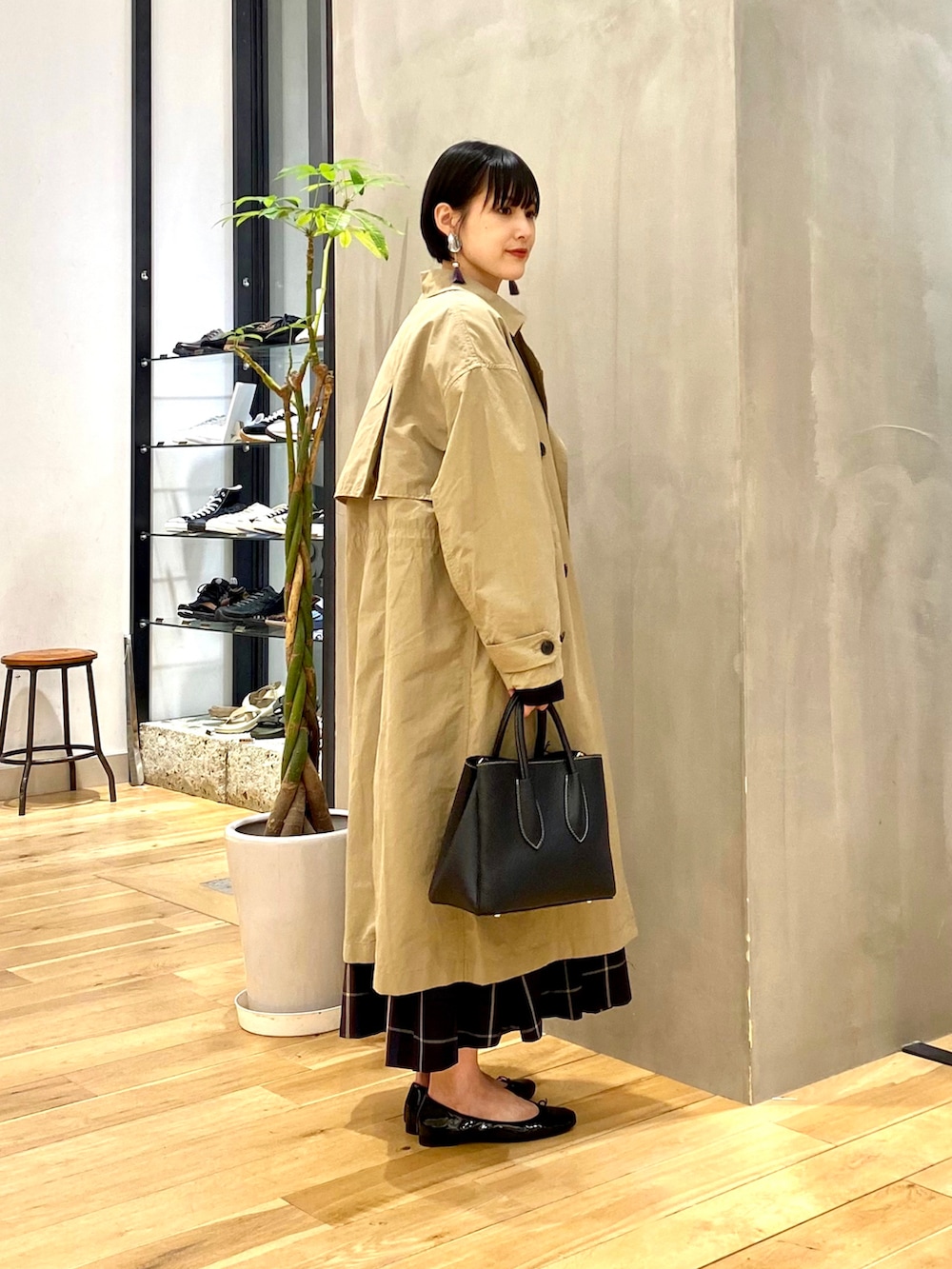 ベージュ系のその他アウター、ブラック系のTシャツ/カットソー、ブルー系のスカートを着用したレディースの秋コーディネートの2枚目の写真