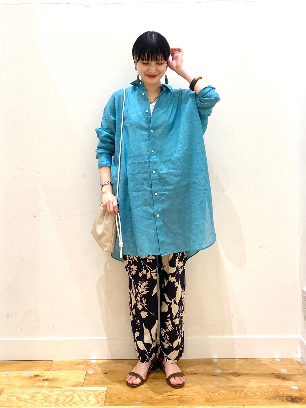 ブルー系のシャツ/ブラウス、ホワイト系のタンクトップ、ブルー系のその他パンツを着用したレディースの春コーディネートの2枚目の写真