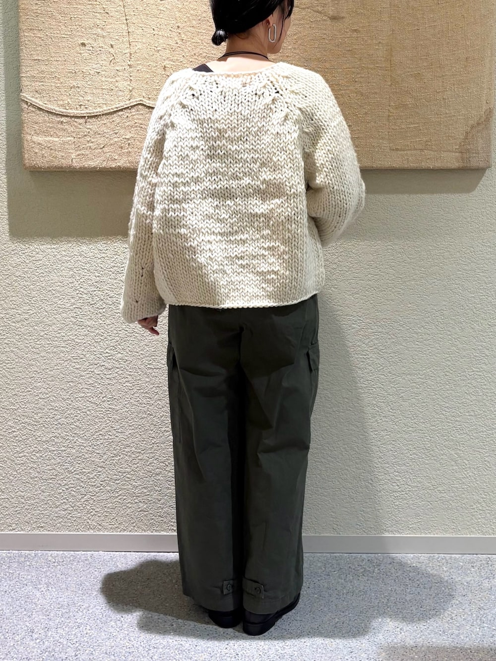 ホワイト系のカーディガン/ボレロ、グリーン系のその他パンツ、グリーン系のその他パンツを着用したレディースの秋コーディネートの5枚目の写真