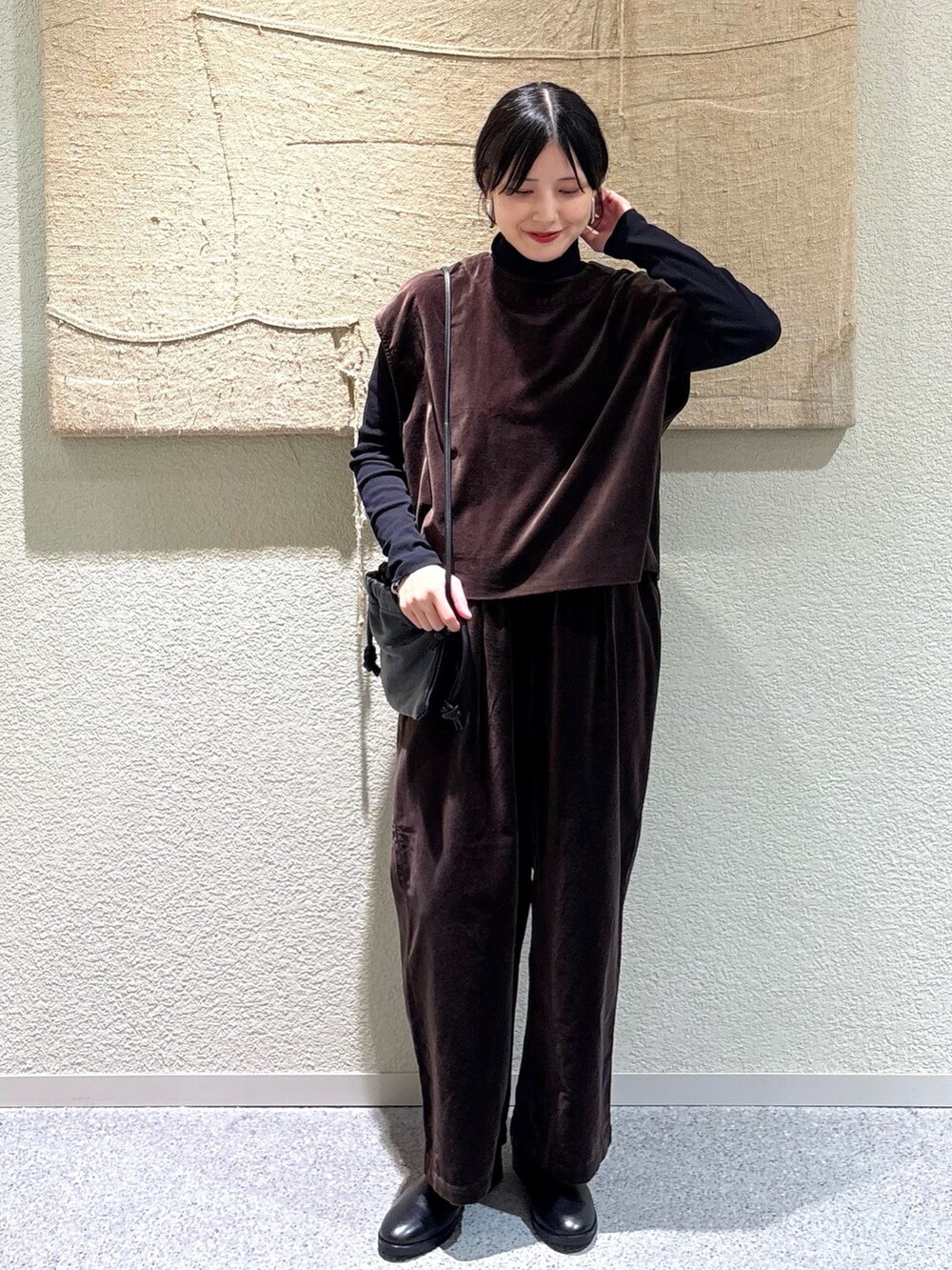 ブラック系のTシャツ/カットソー、ブラック系のTシャツ/カットソー、ブラウン系のベストを着用したレディースの秋コーディネートの6枚目の写真