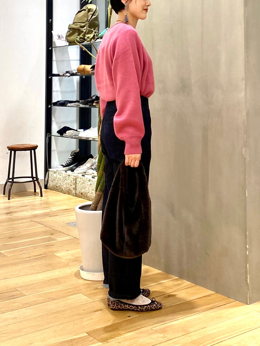「きれいめカジュアル、休日スタイル、シンプルコーデ、大人カジュアル、ニット、冬コーデ、マイベストコーデ2022、韓国ファッション、クリスマスに着たい服、デニム、おしゃれさんと繋がりたい、URBAN RESEARCH DOORS、URBAN RESEARCH DOORS WOMENS」｜「URBAN RESEARCH DOORSのラグランスリーブショートニット（ニット/セーター、ピンク系）」を使った、saoriさん（レディース・158cm）の冬コーディネートの5枚目の写真