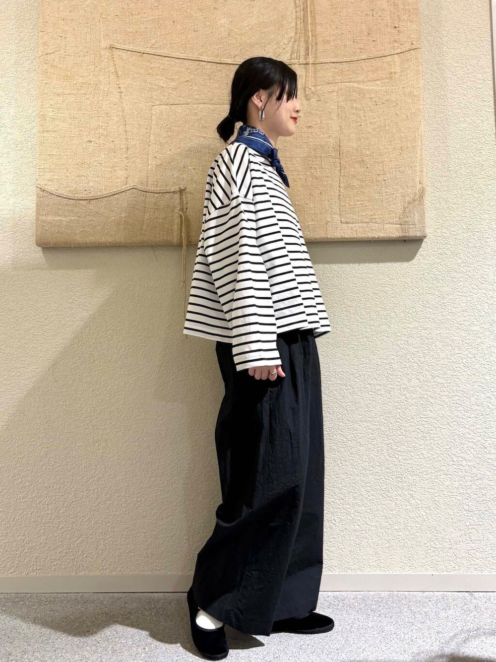 ブラック系のTシャツ/カットソー、ブラック系のその他パンツを着用したレディースの春コーディネートの2枚目の写真